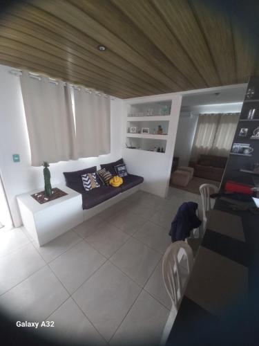 ein Wohnzimmer mit einem Bett und einer Couch in der Unterkunft Casa do Steve in Florianópolis