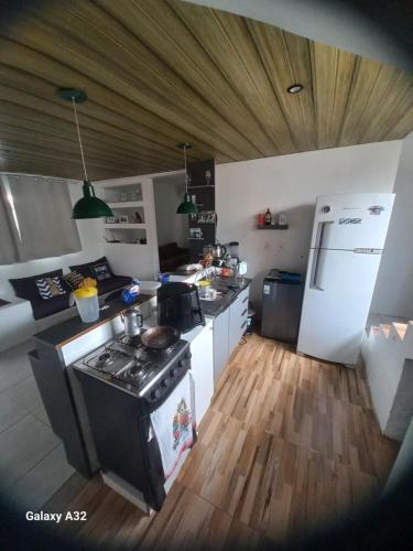 eine Küche mit Herd und Kühlschrank in der Unterkunft Casa do Steve in Florianópolis