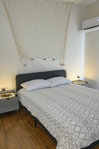 a bedroom with a bed with a white comforter at Depto. 2 rec. con acceso al Río in Boca del Río