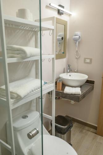 a bathroom with a toilet and a sink in a room at Depto. 2 rec. en Playa Mocambo in Boca del Río