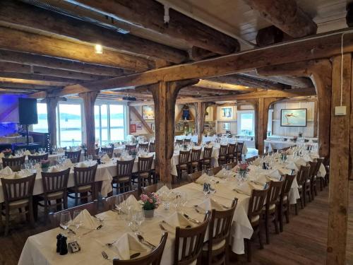 Restoran atau tempat makan lain di Skjerjehamn