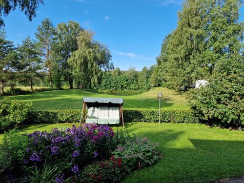 ogród z altaną i kwiatami w obiekcie Lapuanjoen Rantakeidas w mieście Voltti