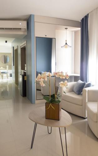 a living room with a white couch and a table at Ceibo Real in Portoviejo