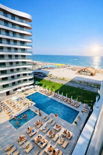 an aerial view of a hotel pool and the ocean at Eva Del Mar - Sea view - Parcare Privata Inclusa in Mamaia