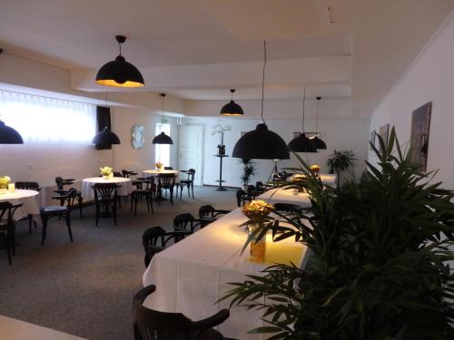 A restaurant or other place to eat at Zur Saale