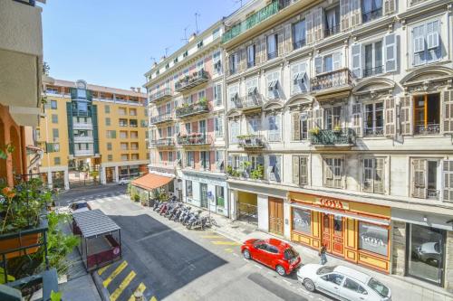 Bright modern studio, Nice Port, walk to tram and beach!