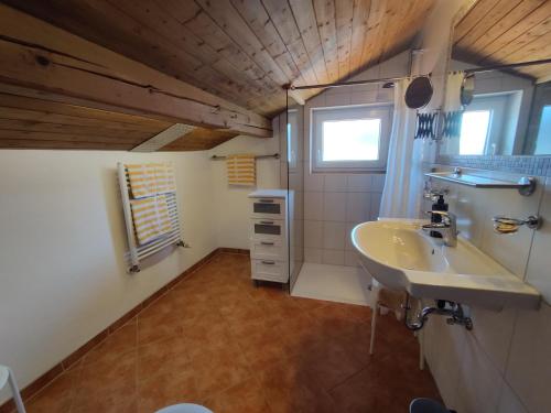 ein Badezimmer mit Waschbecken und Fenster in der Unterkunft Rusticana in Klais