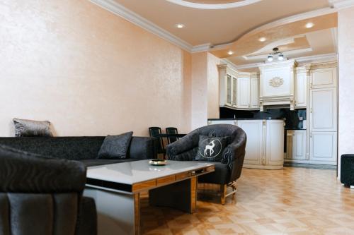 Stylish 2-Bedroom Apartment with Panoramic Views , High Floor