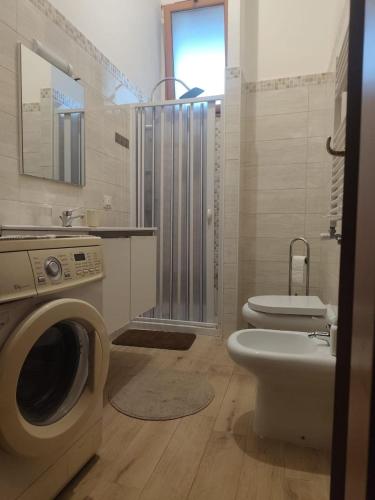 a bathroom with a toilet and a washing machine at Bella Reggio in Reggio di Calabria