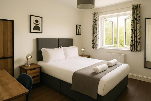 a bedroom with a bed with two towels on it at Free Parking 5min from city centre By Luxiety Stays Cambridge Near University in Cambridge
