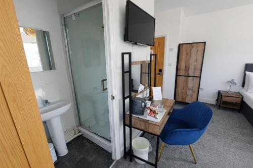 a bathroom with a sink and a blue chair at Free Parking 5min from city centre By Luxiety Stays Cambridge Near University in Cambridge