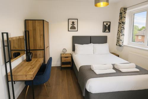 a small bedroom with a bed and a window at Free Parking 5min from city centre By Luxiety Stays Cambridge Near University in Cambridge