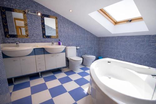 a bathroom with two sinks and a tub and two toilets at Nature & Tranquility only 25km from Barcelona in Torrelles de Llobregat