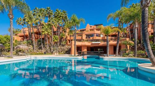 VACATION MARBELLA I La Alzambra Peaceful Hideaway with Sea views, Close to Puerto Banus, Large Communal Pool, Luxury Renovated Interiors, Sun-Drenched Terrace
