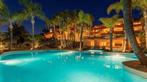 VACATION MARBELLA I La Alzambra Peaceful Hideaway with Sea views, Close to Puerto Banus, Large Communal Pool, Luxury Renovated Interiors, Sun-Drenched Terrace
