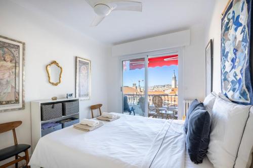 Azur Balcony Apartment Classic Charm with View