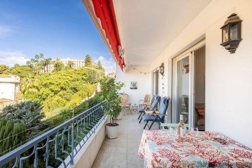 Azur Balcony Apartment Classic Charm with View