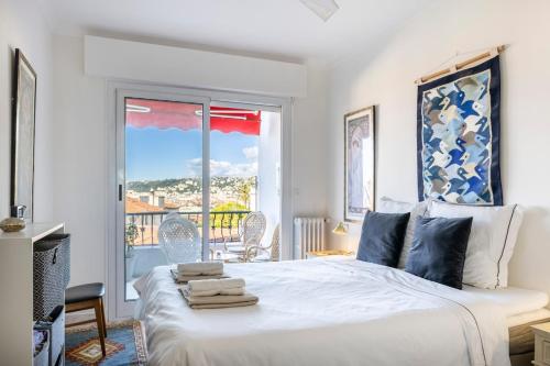 Azur Balcony Apartment Classic Charm with View
