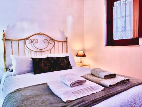 a bed with towels and pillows on top of it at La casa de Tentenecio in Salamanca
