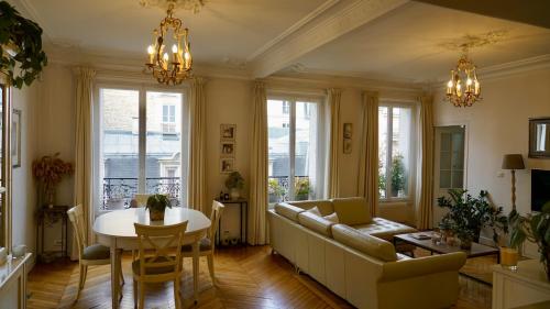 Steps to Luxembourg Gardens Bright Family Flat