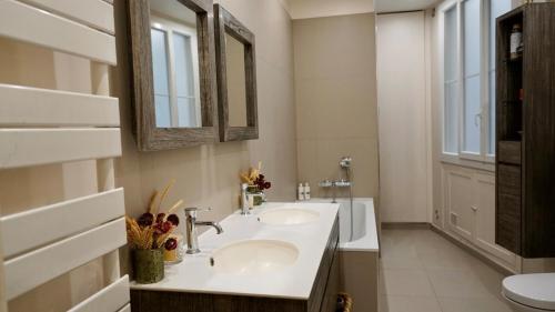 Steps to Luxembourg Gardens Bright Family Flat