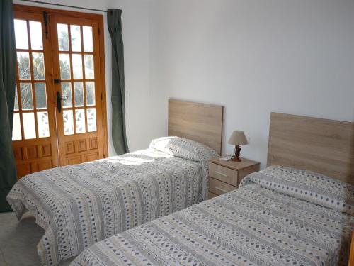 two beds sitting next to each other in a bedroom at Inocencia in Alcossebre