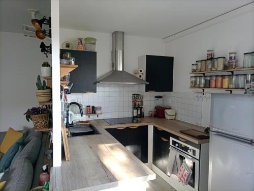 T2 lumineux balcon, parking facile, climatisation, Wi-Fi