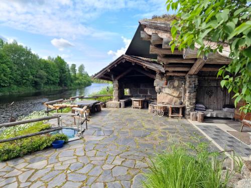 een blokhut naast een rivier bij Lapuanjoen Rantakeidas in Voltti