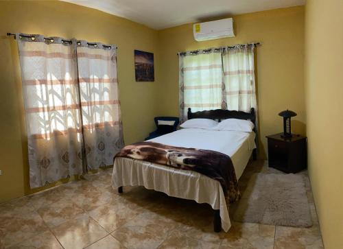 Llit o llits en una habitació de Royal Properties Link
