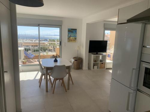 Hyères Port : Duplex climatisé, 6 pers, vue mer, parking