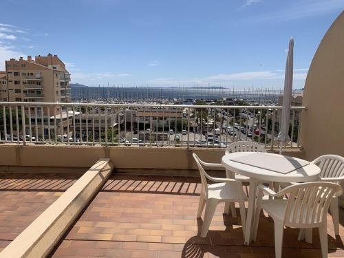 Hyères Port : Duplex climatisé, 6 pers, vue mer, parking