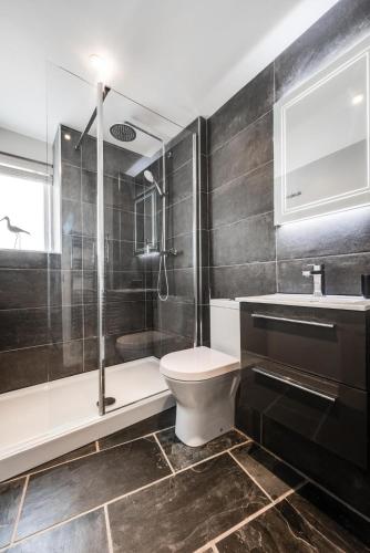 a bathroom with a toilet and a shower and a sink at 3 Bed in St. Ives oc-marhou in St Ives