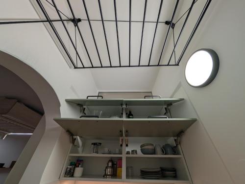 a room with a shelf and a ceiling at Königliche Villa - Watzmannblick - nahe Zentrum und Bahnhof in Berchtesgaden