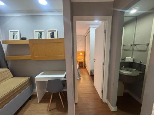 a small room with a sink and a bathroom at Hotel Aeroporto Congonhas com cozinha e sacada 1108 S in São Paulo