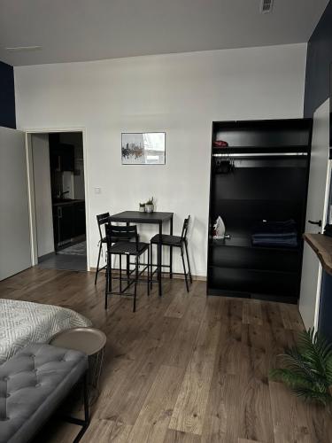 Modern Quiet Flat near Metro U1 Ideal for 3
