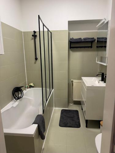 Modern Quiet Flat near Metro U1 Ideal for 3