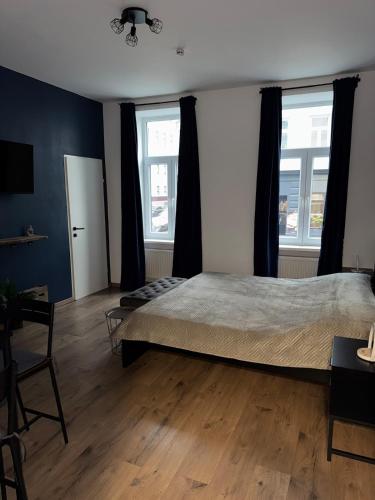 Modern Quiet Flat near Metro U1 Ideal for 3