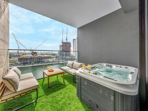 Cozy Studio with Balcony and Jacuzzi I Near Dubai Mall & Downtown I Sleeps 4