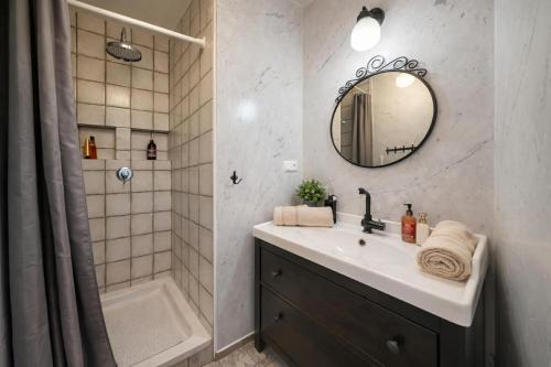 a bathroom with a sink and a mirror and a tub at Zlatá Víla by Cañas Apartments V srdci mesta, len pár krokov od hlavného námestia in Rimavská Sobota
