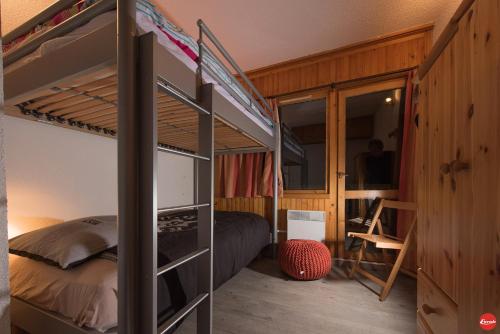 een slaapkamer met 2 stapelbedden en een bureau bij Vanoise 37 in Méribel