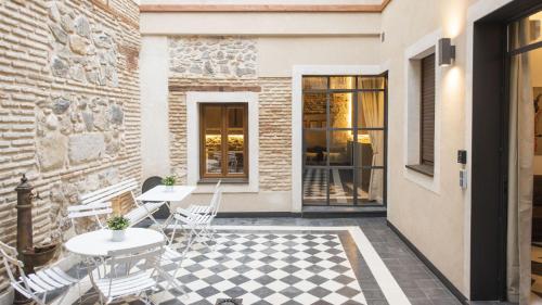 Virgen Blanca by Toledo AP