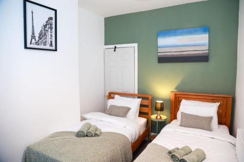 two beds in a small room with two at Long Eaton Cosy Homestay Close to Town & Station in Long Eaton