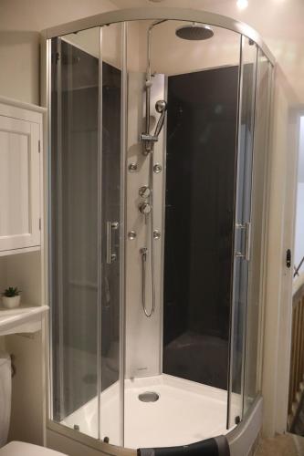 a shower with a glass enclosure in a bathroom at Appartement indépendant in Aux-Aussat