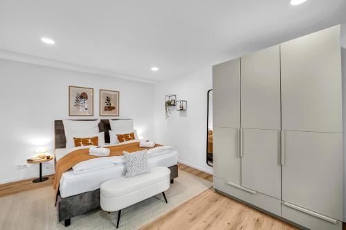 a bedroom with two beds and a closet at INhome - Zentral - Küche - Modern in Schwäbisch Hall