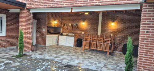 an outdoor patio with a brick wall and a kitchen at La Gualeyita in Gualeguay