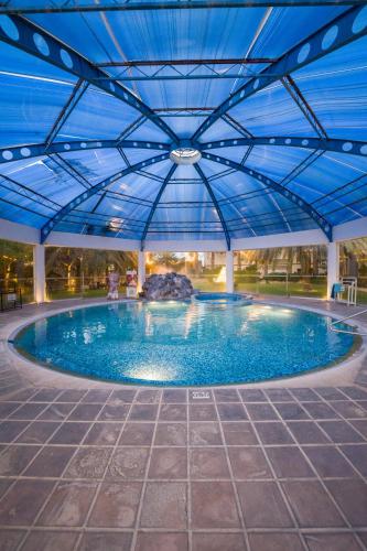 Hotel Victoria Express — Pool view
