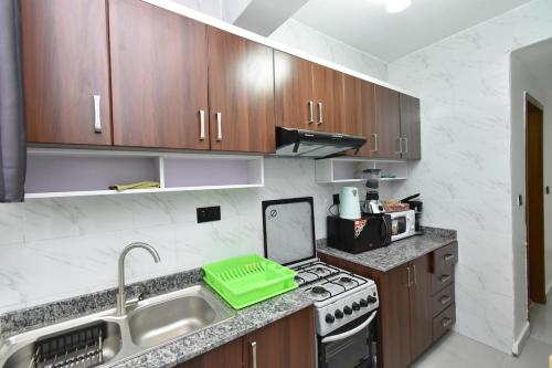 Кухня или мини-кухня в CleanCrew House
