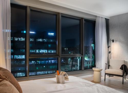 Foto ProperUNIT City Center Best View Apartment with AC 6