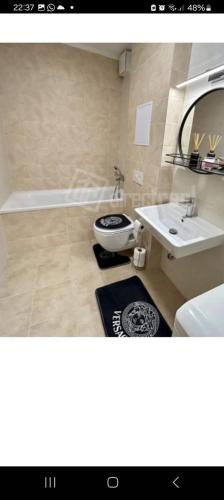 a bathroom with a sink and a toilet at Apartment brand new in Seredʼ