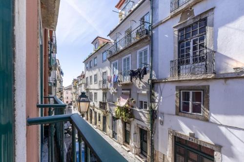 Barroca 52-T2 with terrace in Bairro Alto, Lisbon